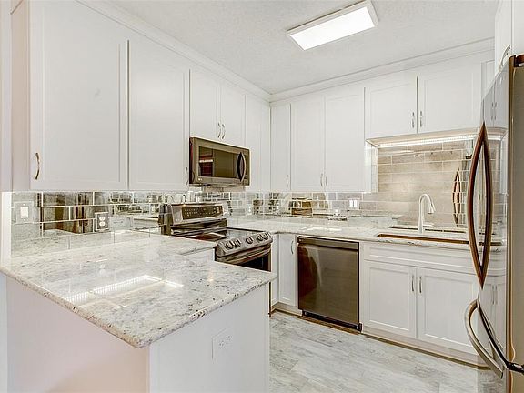3rd image of 3701 Turtle Creek Blvd APT 4BF