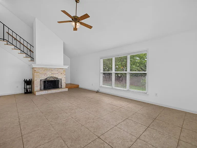1202 Knollpark Cir — Photo 7