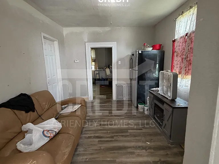 1315 Poindexter St — Photo 2