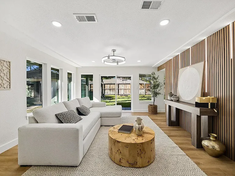 10042 Valley Forge Dr — Photo 1