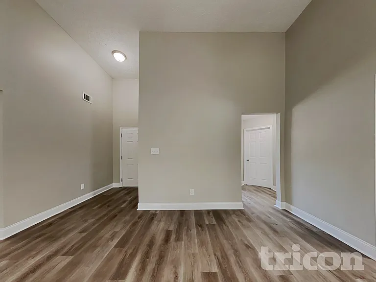 215 Comet Ct — Photo 2