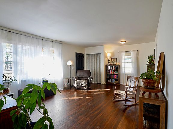 3rd image of 837 Walnut St