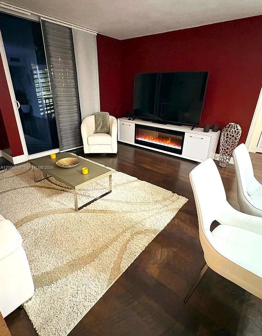 Madison Downtown Condo — Photo 2