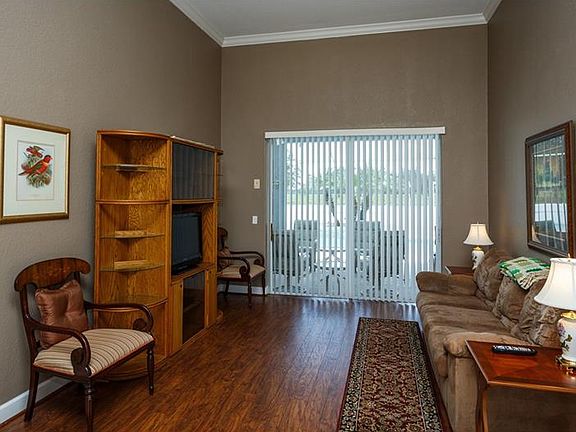 3rd image of 402 Terranova St