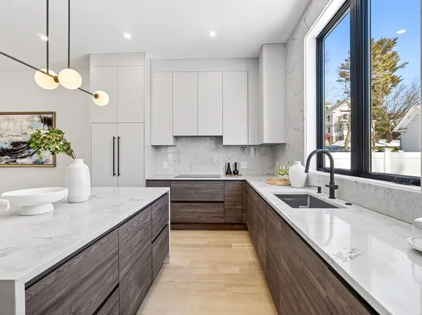 14 Pennsylvania Ave #1, Newton Upper Falls, MA 02464