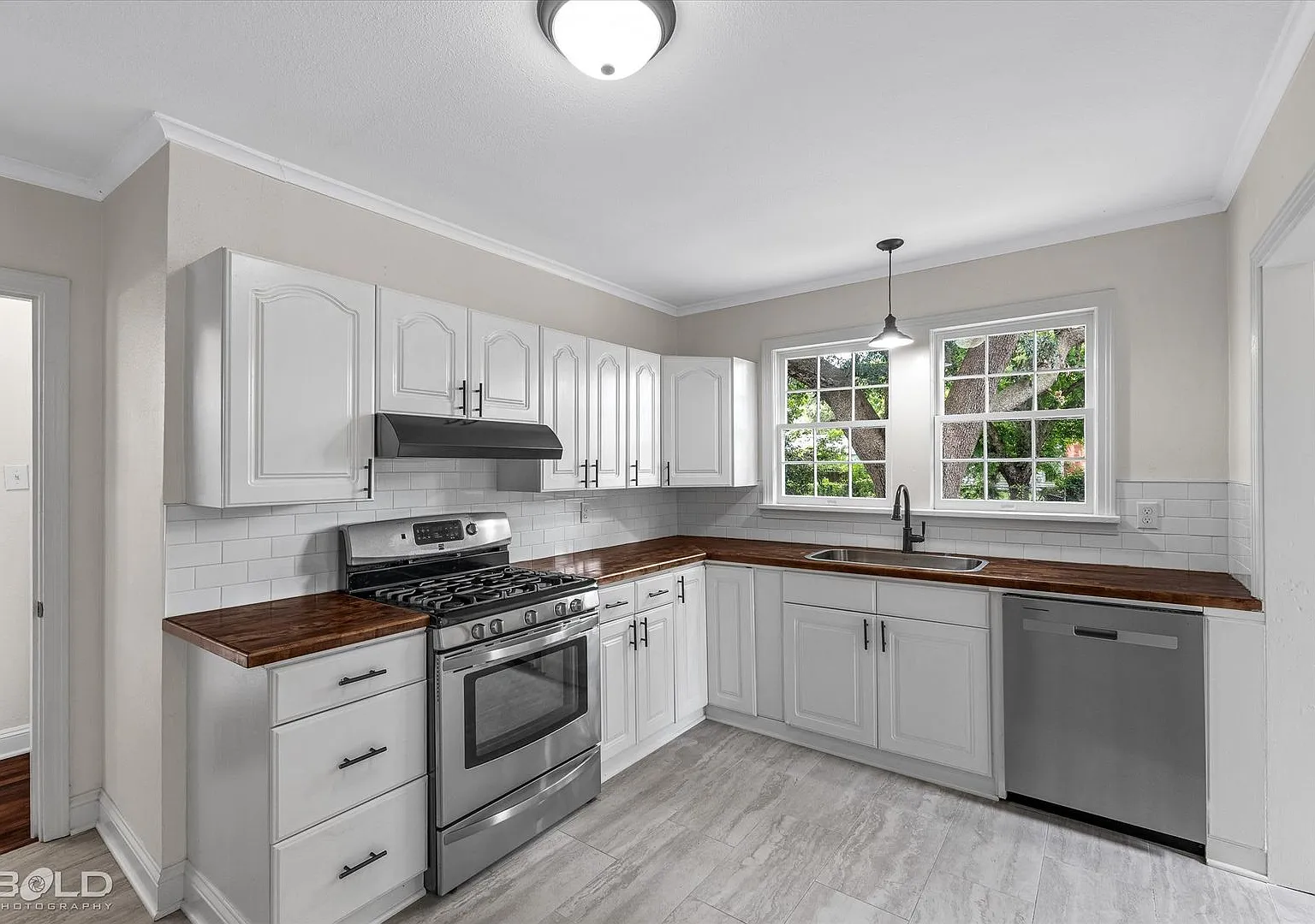 $300. off the first month rent!! Move in Special! Remodeled...Ready for tenant — Photo 1