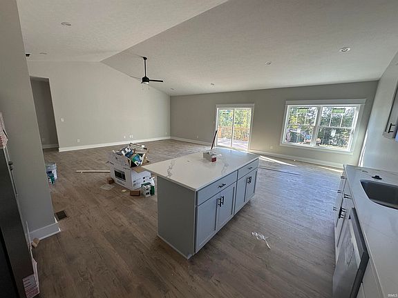 3rd image of 910 S Lantern Ln