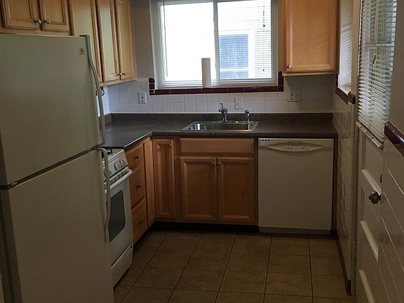 3rd image of 1514 Yale Ave