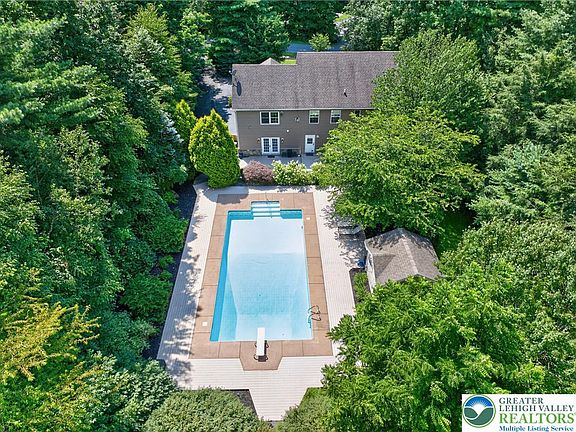 3rd image of 121 Chatham Hill Rd