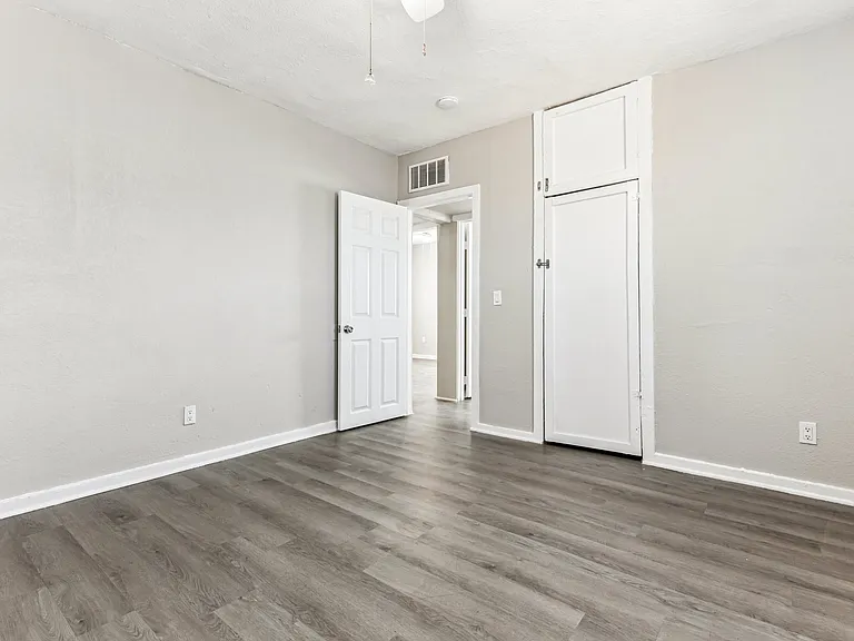 416 W 9th St #1 — Photo 11