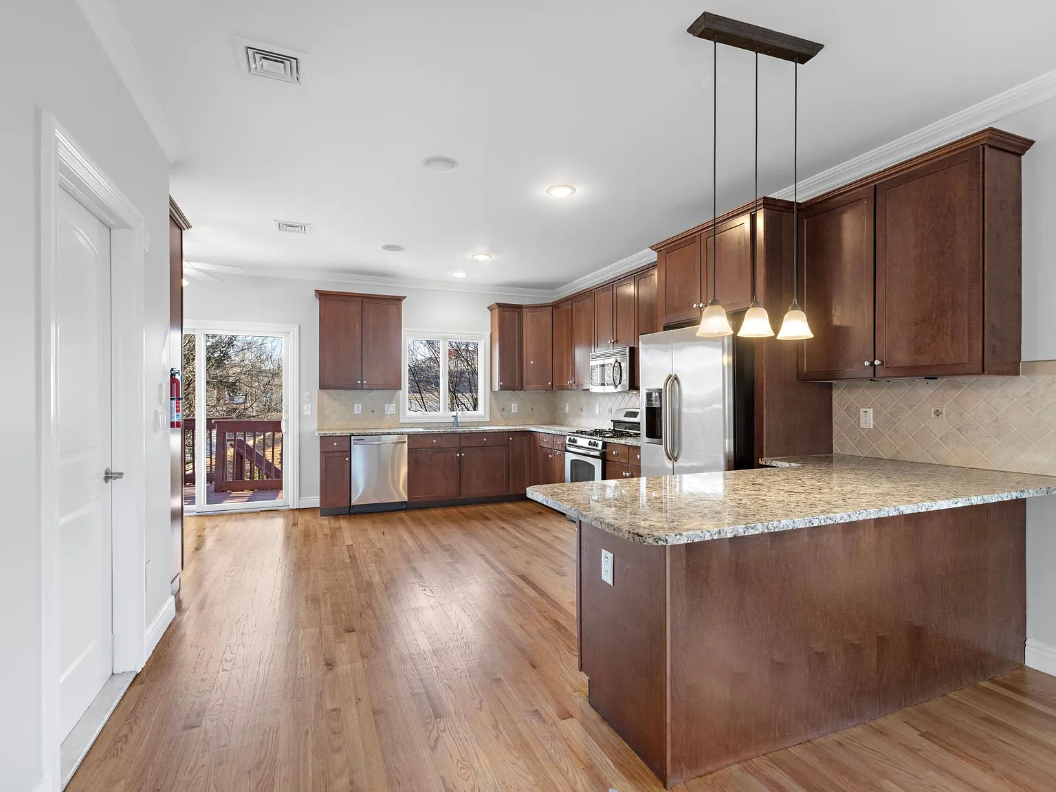 376 Aurora Ave — Photo 4