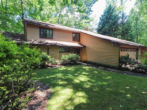3rd image of 105 Holly Ct