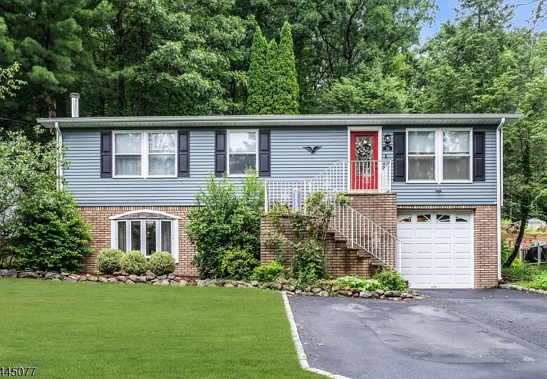 76 Valley View Dr — Photo 1