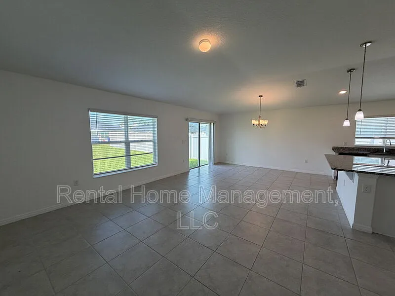 4 bed, 2.0 bath, 1696 sqft, $2,195 — Photo 4