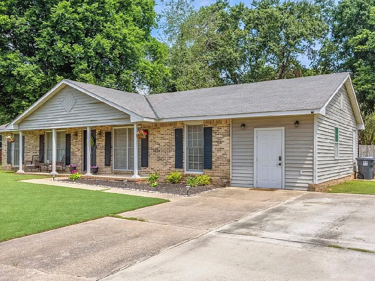 1504 Melanie Ln — Photo 3
