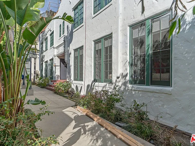 1250 N Harper Ave #302 — Photo 37