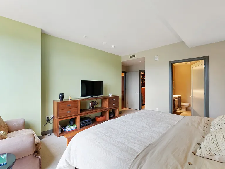 841 S Gaines St #305 — Photo 16
