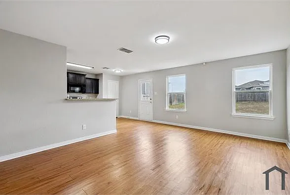 3 bed, 1247 sqft, $1,800 — Photo 1