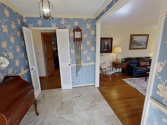 4th image of 2617 Creekview Dr
