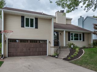 4565 Aspen Hills Cir, Bettendorf, IA