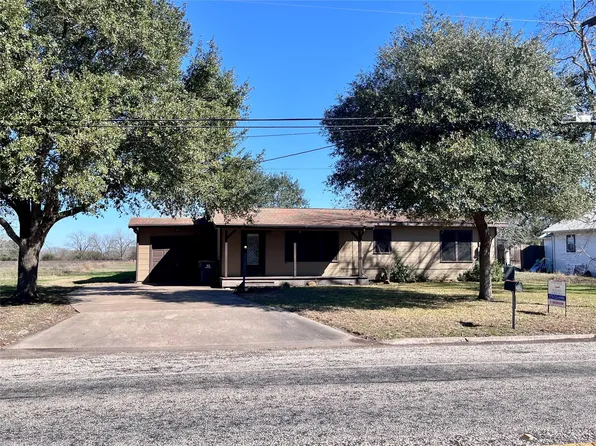 1004 N Center St, Weimar, TX 78962