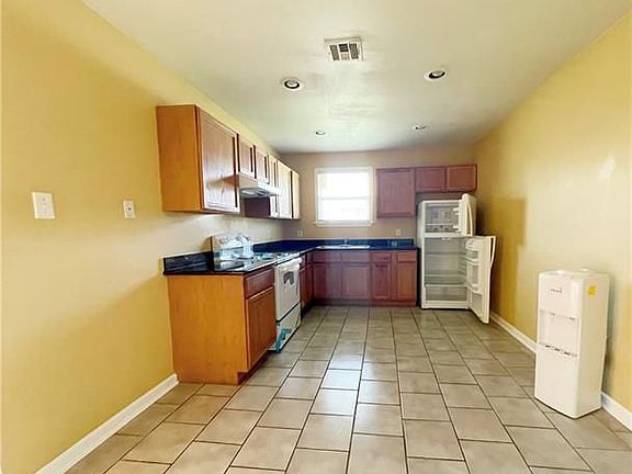3rd image of 5225 Demontluzin St