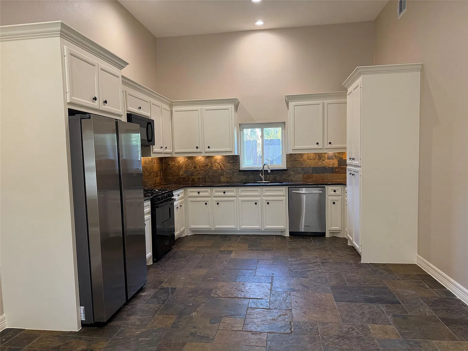 2 bed, 1.0 bath, 1200 sqft, $1,500 — Photo 4
