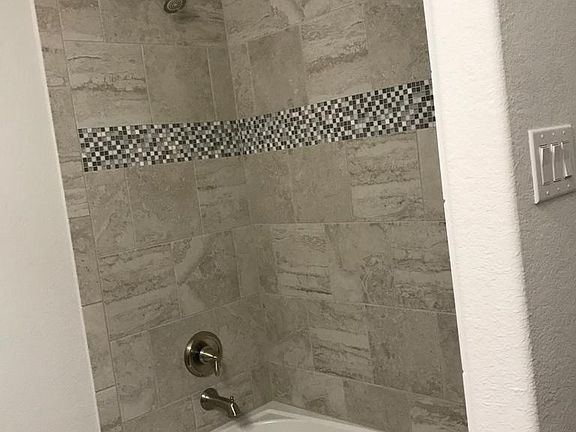 5th image of 300 Oakbluff Dr