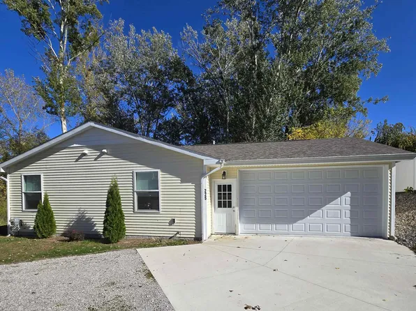 225 Lakeview Ct, Beaverton, MI 48612