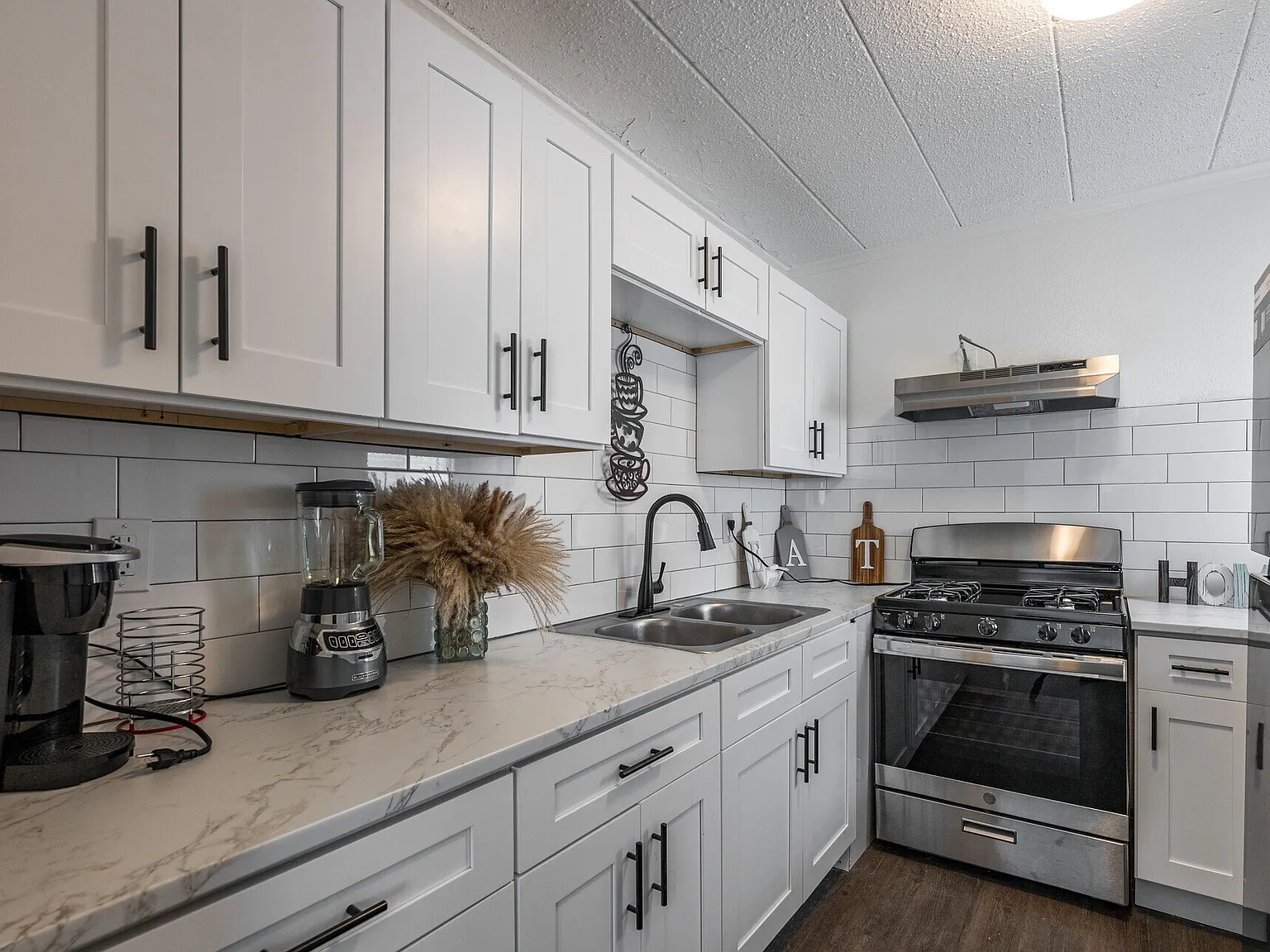3 bed, 895 sqft, $1,384 — Photo 1