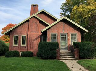 914 E 2nd St, Pella, IA 50219