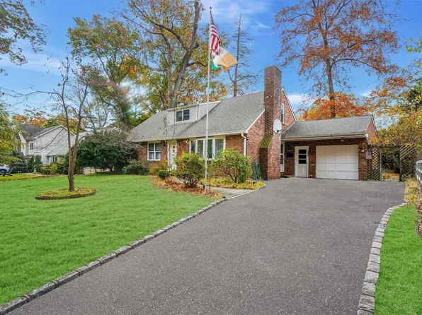 1554 Middle Neck Road, Port Washington, NY 11050