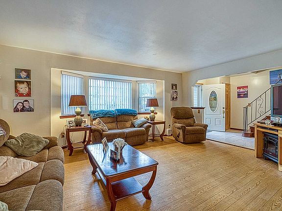 4th image of 10 Alcolade Dr W
