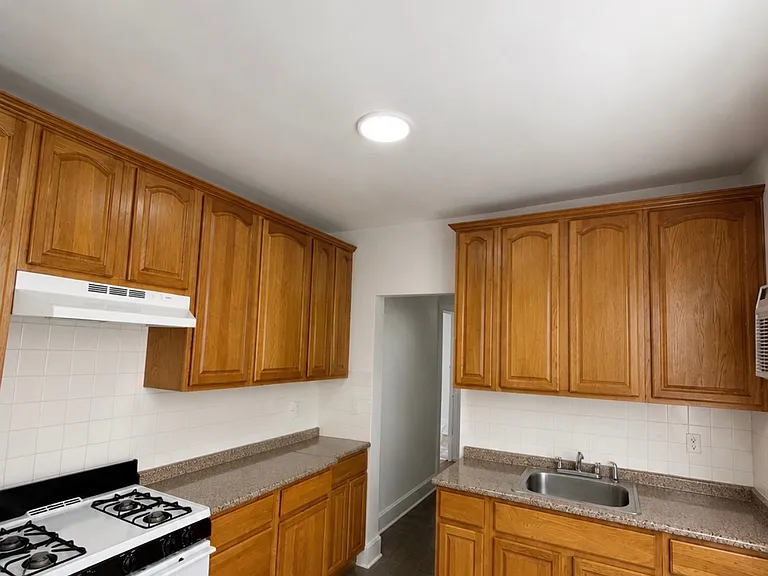 363 Victory Blvd — Photo 4