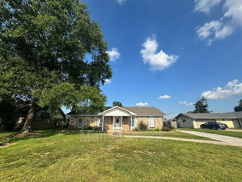 3 bed, 2.0 bath, 1450 sqft, $1,750 — Photo 1