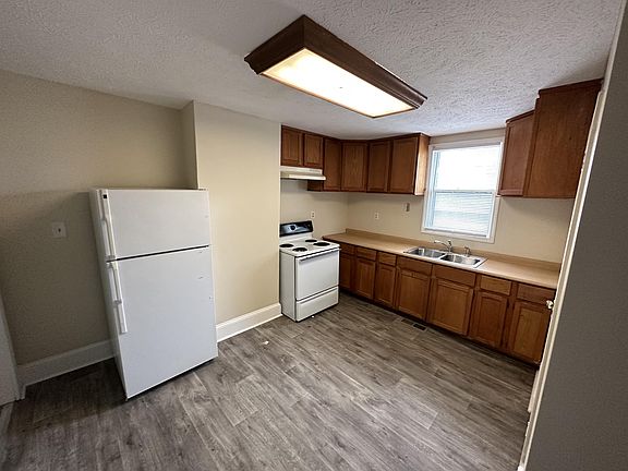 2nd image of 824 Riverview St