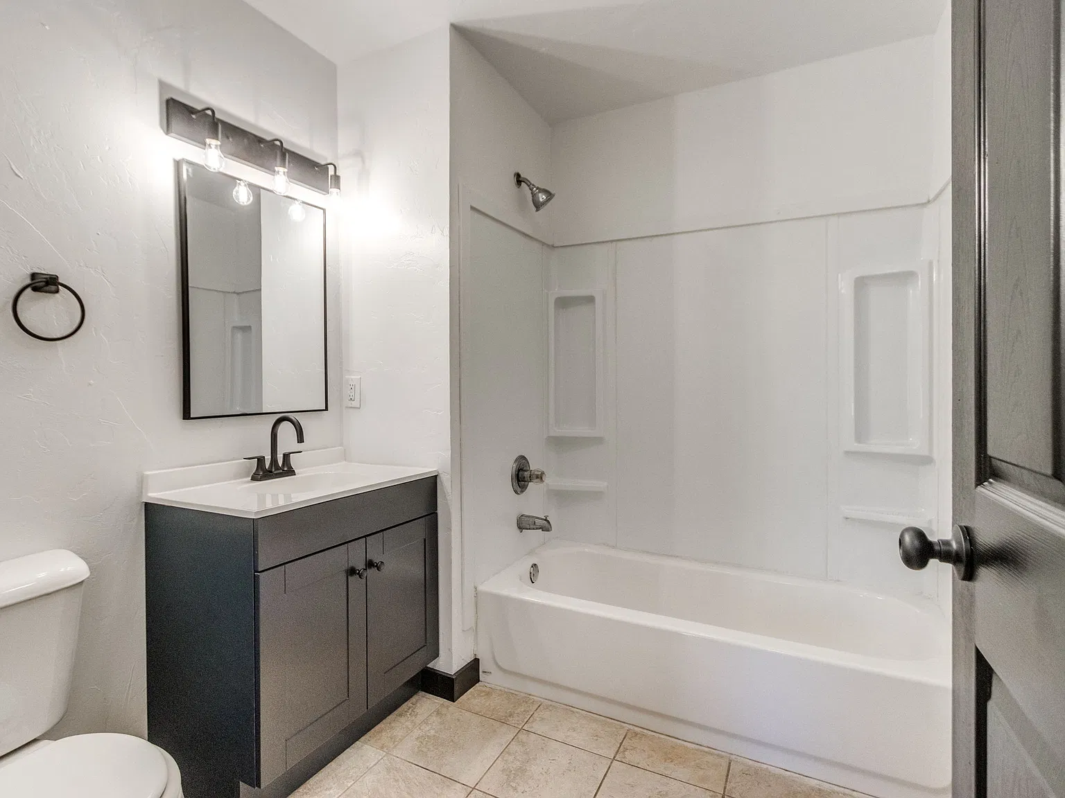 3 bed, 1.5 bath, 1036 sqft, $1,200 — Photo 4
