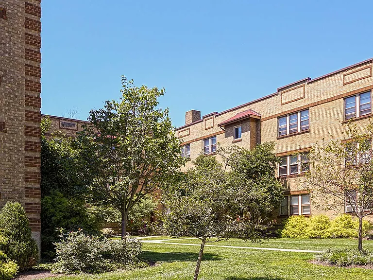 Salutaris Court — Photo 17