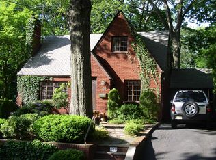129 Knapp Ter, Leonia, NJ 07605
