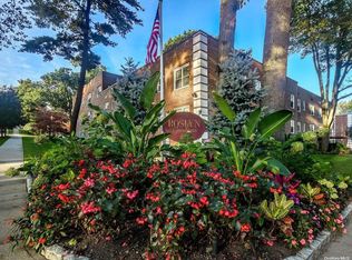 1 Edwards St APT 1D, Roslyn Heights, NY 11577