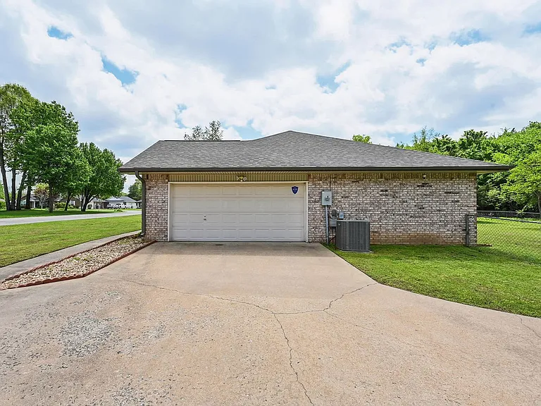822 Chatsworth Dr #ID1526865P — Photo 12