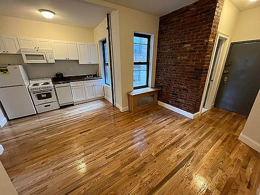 4th image of 316 E 49th St #67
