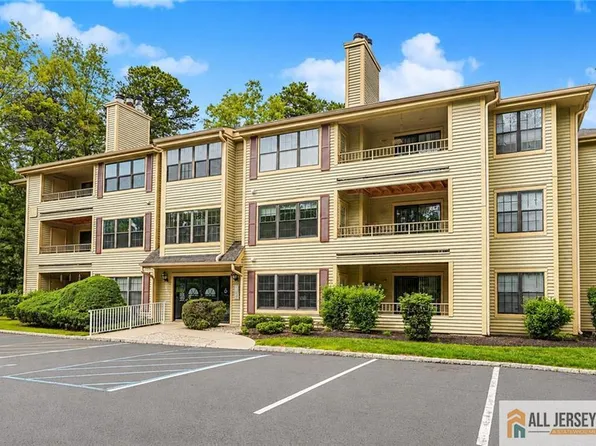 612 Chester Ct, Helmetta, NJ 08828