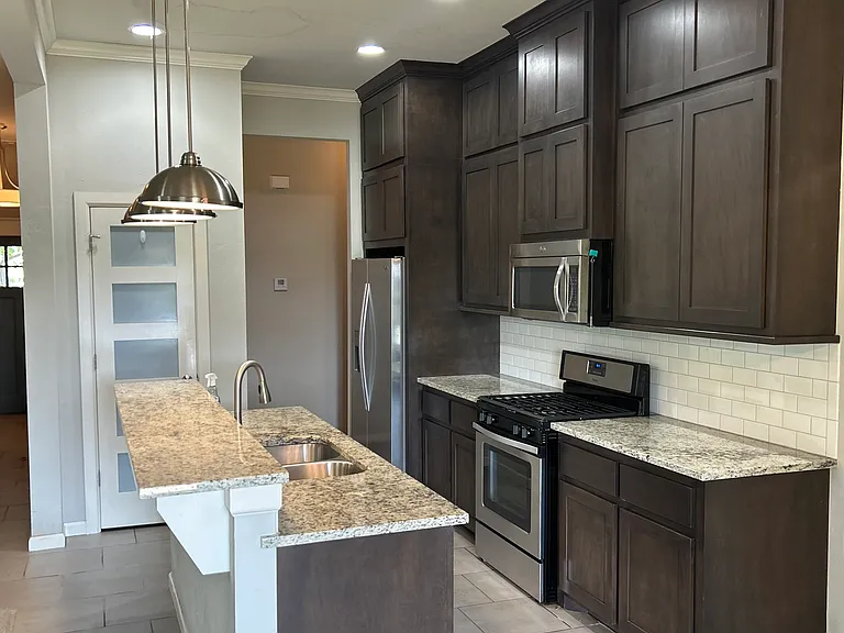 2400 Santa Monica St — Photo 9
