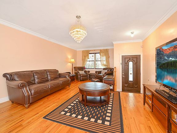 4th image of 915 Travis Ave