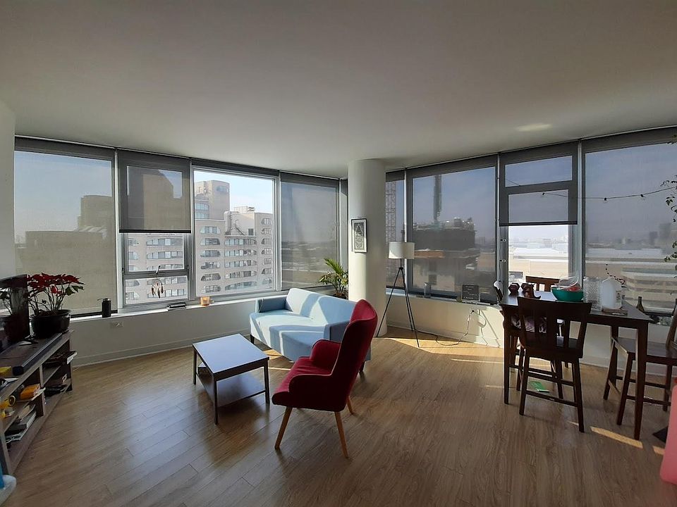 2nd image of 721 S Wells St #1019