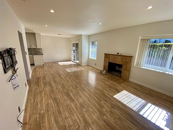 4th image of 14147 Moorpark St