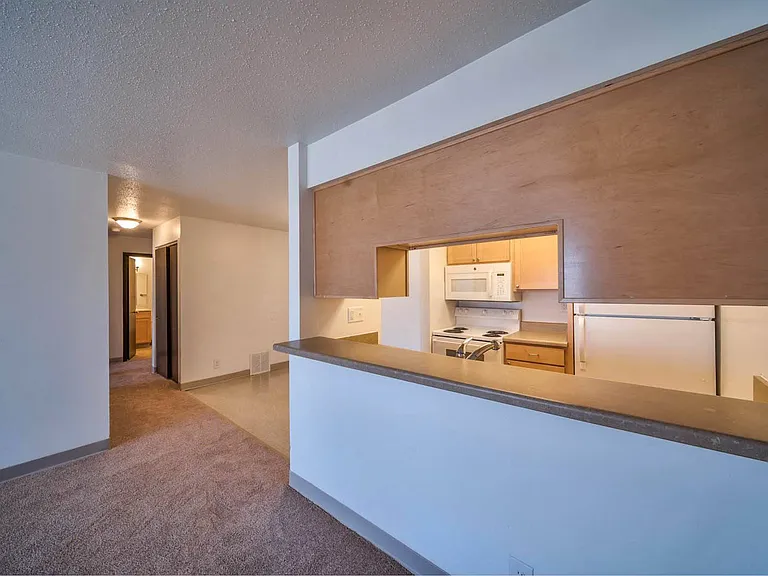 Castlewood Apartments — Photo 8