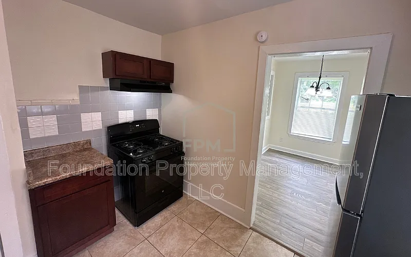 3 bed, 1.0 bath, 1045 sqft, $950 — Photo 3