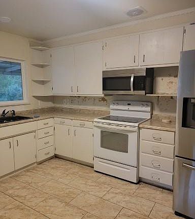 Kitchen with lots of storage